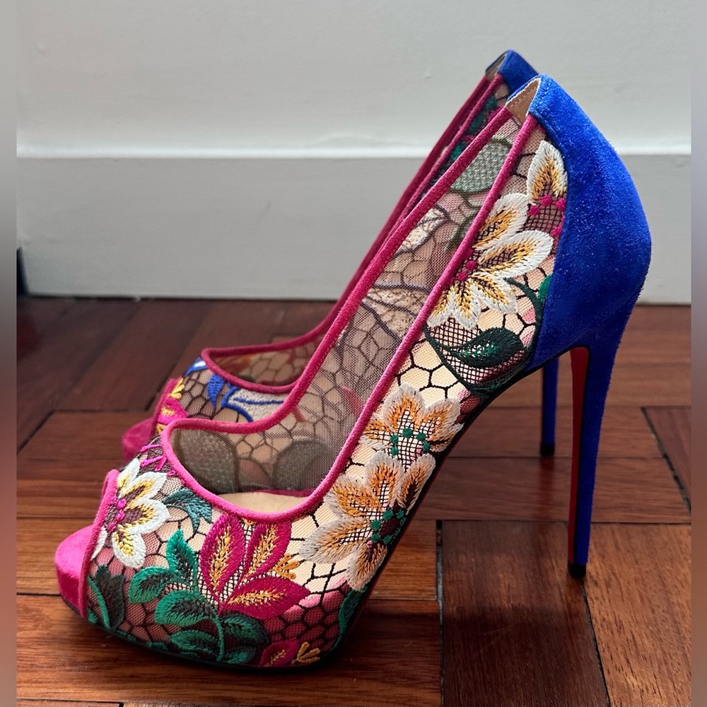 BRAND NEW Christian Louboutin Pumps in Very Lace 120 Embroidered Peep-Toe Heels